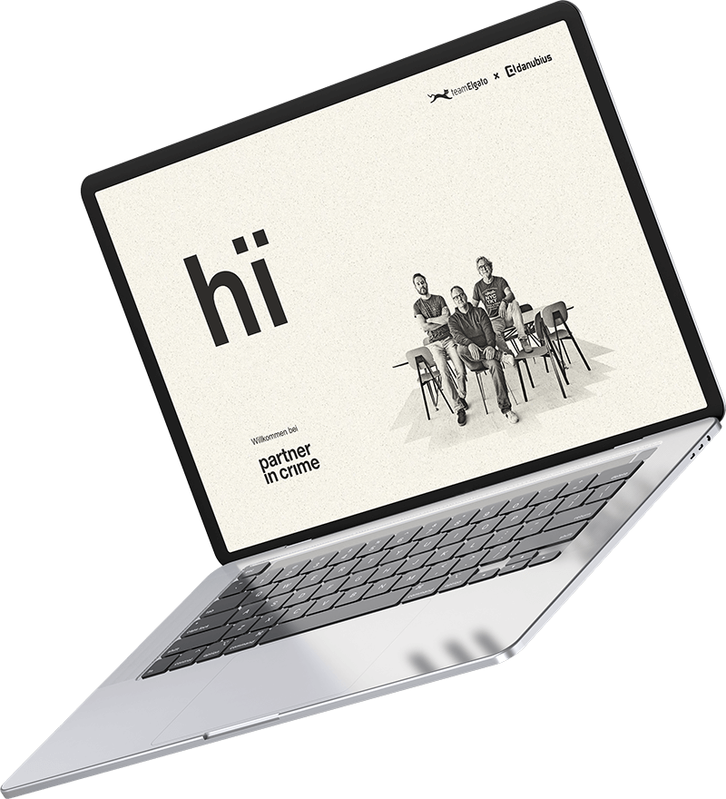 freigestelltes Bild: aufgeklapptes MacBook mit geöffneter partner in crime Website