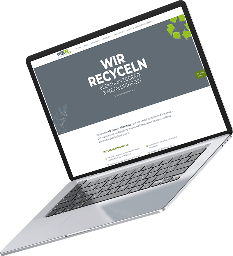 Mockup eines silbernen Laptops, auf dessen Bildschirm die Website von MER Recycling zu sehen ist. Auf der Seite steht in großen Buchstaben: ‚WIR RECYCELN Elektroaltgeräte & Metallschrott‘, ergänzt durch weitere Informationen zum Recyclingprozess.